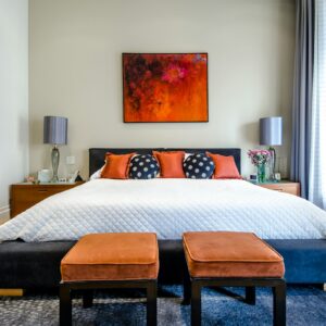 Quarto com cama em tons claros; imagem ilustrativa